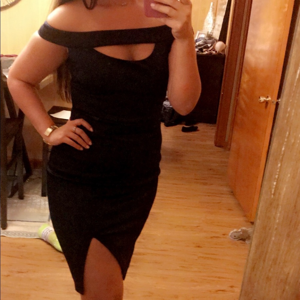 Tags attached Guess off the shoulder mini dress